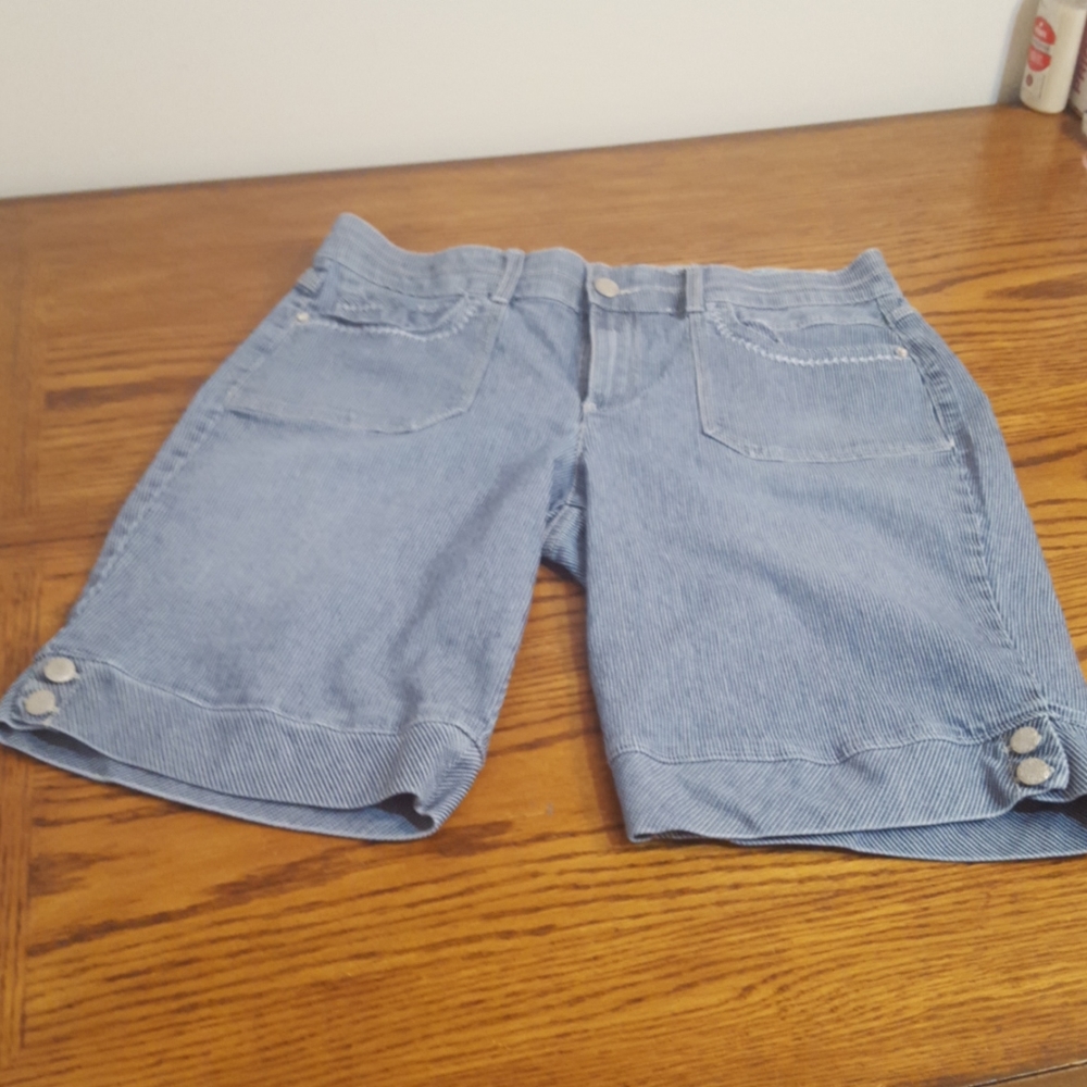 EUC Gloria Vanderbilt Bermuda Shorts